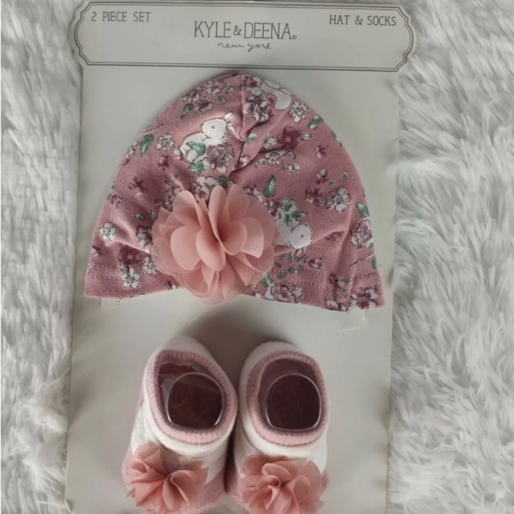 Cutie Pie Kyle & Deena Hat & Booties. NWT